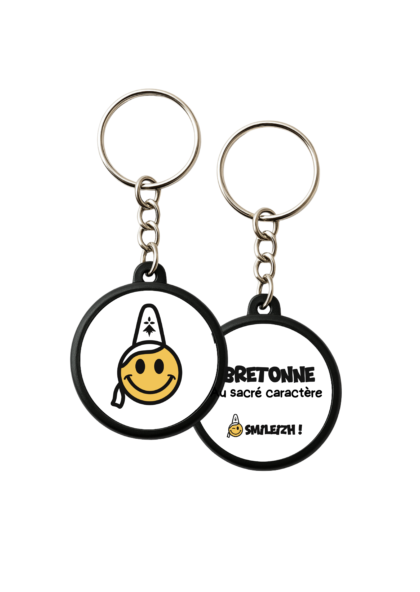Porte-clés double face bretonne au sacré caractère Smileizh ! portant une coiffe traditionnelle avec hermine bretonne