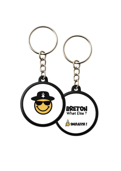 Porte-clés double face breton what else Smileizh ! portant un chapeau traditionnel avec hermine bretonne et lunettes noires